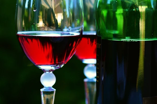 Domaće vino od višanja i ogrozda