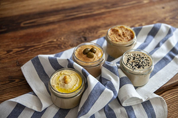 Humus u različitim varijantama okusa