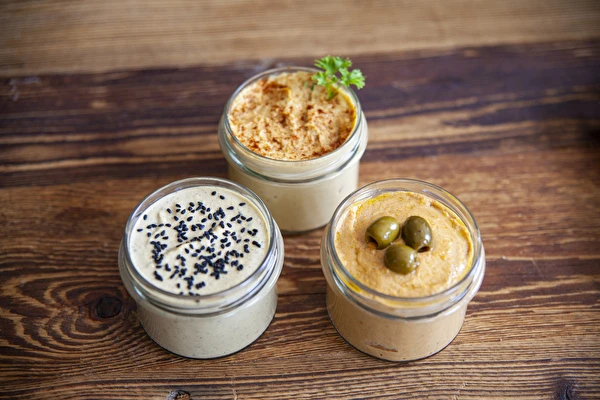 Humus u različitim varijantama okusa