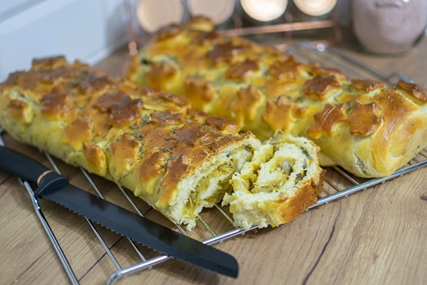 Kulebjak od dizanog tijesta s kupusom i šampinjonima