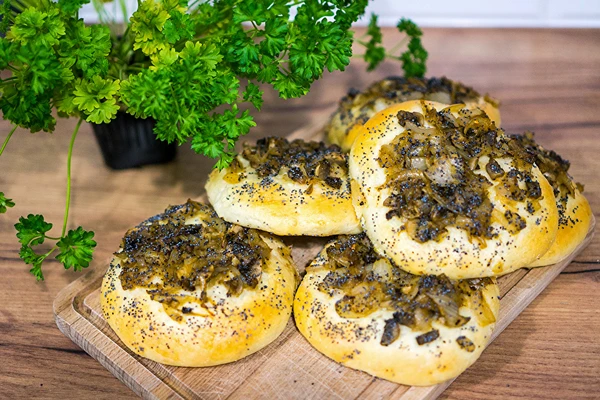 Lukova peciva od dizanog tijesta sa šampinjonima