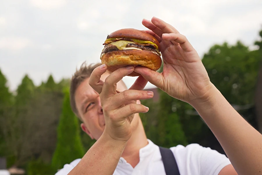 Browin Przepiśnik - Burger s bananinim kečapom, slaninom i majonezom s viskijem